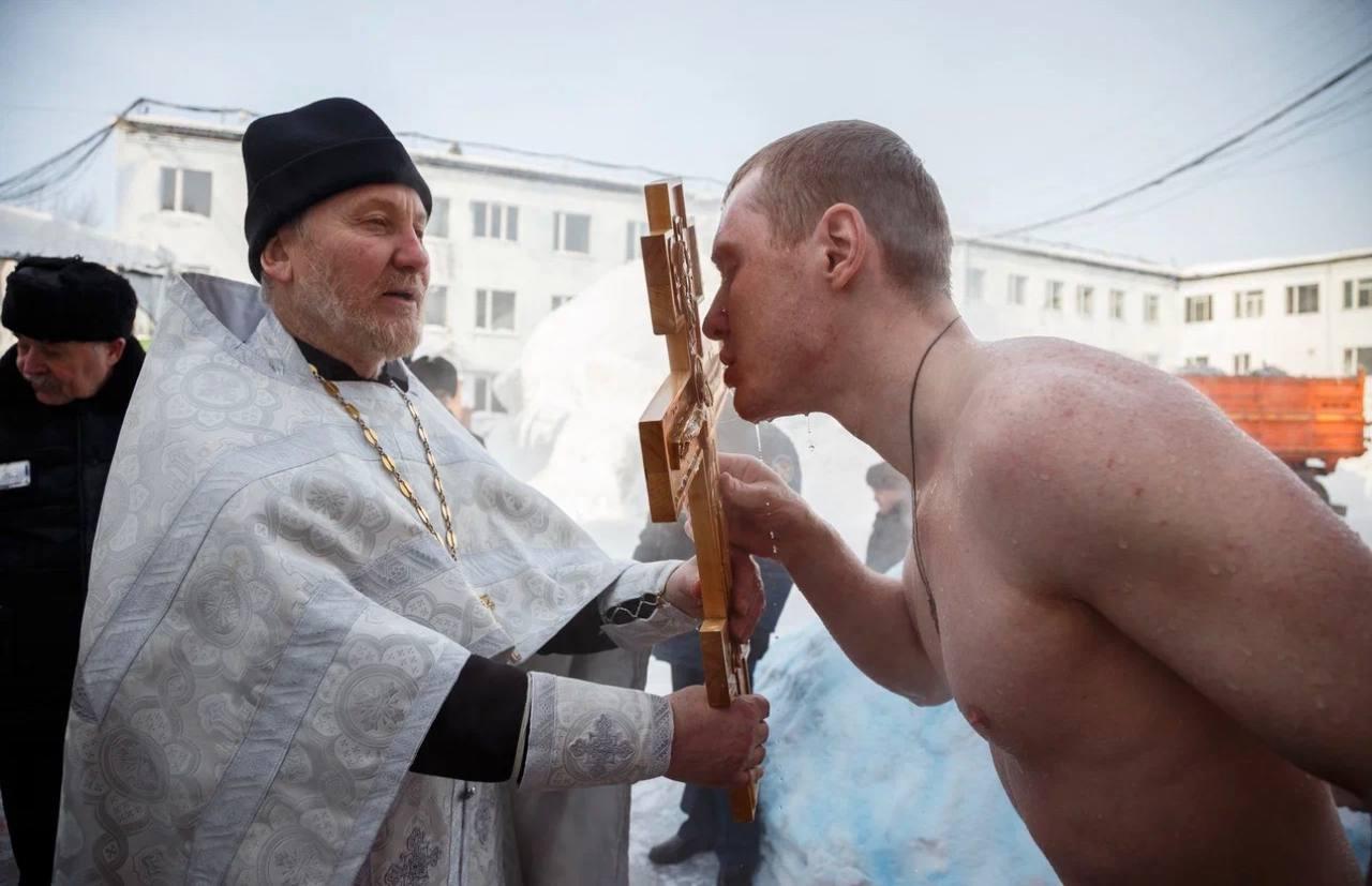 Фото В Новосибирске появились кадры купания на Крещение в колонии строгого режима 7